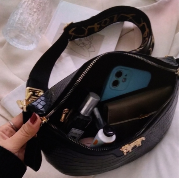 Crossbody crocodile pattern black bag faux leather, NWOT - Picture 2 of 3